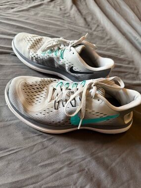 Nike Light Gray Running Shoes with Teal Swoosh